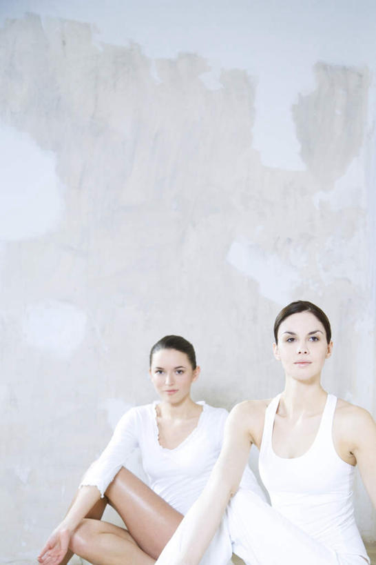 西方人,两个人,坐,笑,微笑,露齿笑,竖图,室内,白天,白色背景,正面,锻炼,瑜伽,运动,欧洲,欧洲人,注视,观察,看,养生,观看,挺胸,察看,关注,体育,年轻女性,女人,女性,白种人,双腿交叉,坐着,半身,彩图,健身