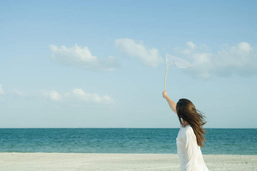 西方人,一个人,站,横图,室外,白天,侧面,裙子,海浪,海洋,沙滩,欧洲,欧洲人,仅一个年轻女性,仅一个女性,仅一个人,指,连衣裙,沙子,海岸,浪花,水平线,云,云朵,辽阔,海平线,沙地,方向,白云,蓝天,天空,海水,天,手势,站着,广阔,舒展,飘逸,半身裙,吊带裙,一望无际,指向,海景,无边无际,一马平川,年轻女性,女人,女性,白种人,大海,风浪,海,海水的波动,海滩,近岸浪,涌浪,半身,彩图,水天相接,水天一线