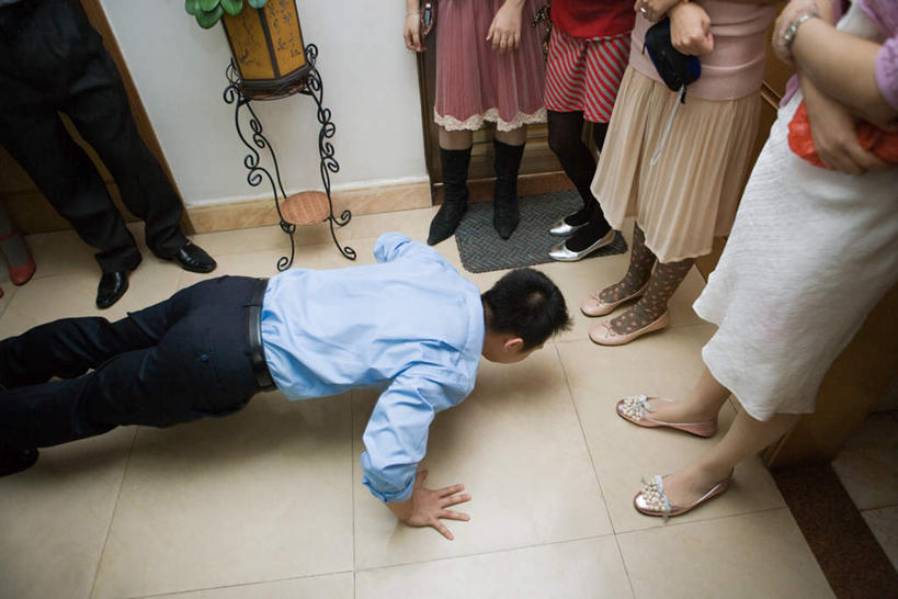 东方人,家庭,站,俯卧撑,双手交叉,横图,俯视,室内,白天,婚礼,快乐,地板,亚洲,庆祝,墙,地面,许多人,结婚,黄种人,木地板,墙壁,墙面,趴着,站着,一群人,温暖,温馨,喜庆,一家人,纪念,和睦,双手抱胸,老年男性,老年女性,男人,男性,年轻男性,年轻女性,女人,女性,亚洲人,趴,半身,彩图,高角度拍摄,高兴,融洽