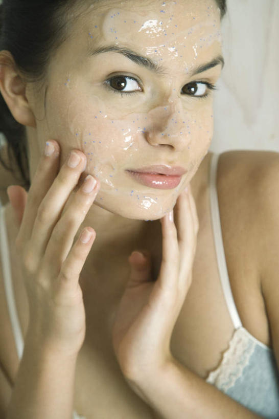 西方人,脸,头,脸颊,一个人,笑,摸,微笑,竖图,室内,特写,白天,正面,化妆,美容,欧洲,欧洲人,仅一个年轻女性,仅一个女性,仅一个人,抚摸,护肤,美白,化妆品,清洁,保养,享受,休闲,面膜,放松,去角质,保健,保湿,滋润,护肤品,去死皮,舒缓,养颜,膏状,膏状面膜,去污,控油,紧肤,嫩肤,祛痘,去痘,祛角质,抗衰,再生,增白,补水,祛斑,抗皱,防皱,除皱,去皱,年轻女性,女人,女性,白种人,头部,脸部,脸蛋,面部,触摸,接触,半身,彩图