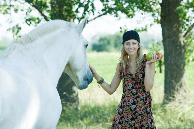 西方人,一个人,栏杆,站,笑,摸,微笑,露齿笑,横图,室外,白天,正面,裙子,草地,草坪,树林,植物,马,野生动物,欧洲,欧洲人,仅一个年轻女性,仅一个女性,仅一个人,抚摸,阴影,连衣裙,光线,影子,栅栏,篱笆,围栏,护栏,一匹,草,树,树木,绿色,天空,阳光,自然,动物,天,站着,可爱,活泼,生长,成长,半身裙,吊带裙,年轻女性,女人,女性,白种人,触摸,接触,站立,半身,彩图,头带