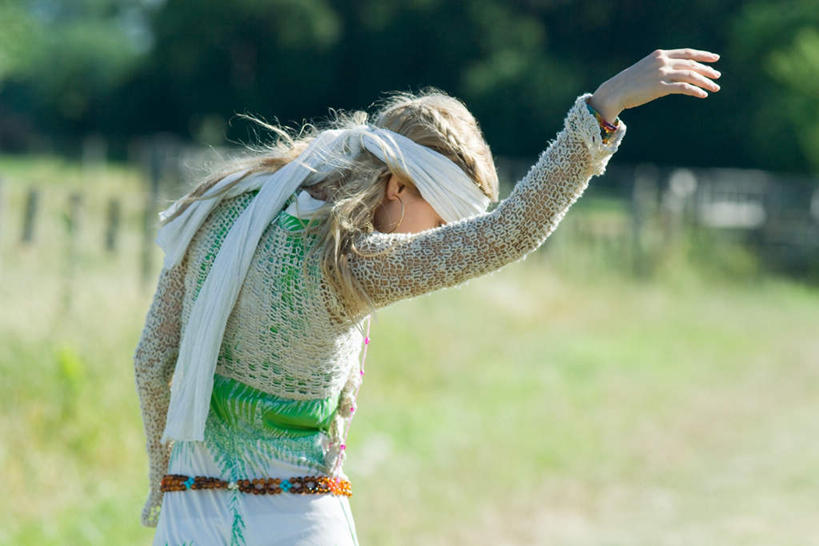 西方人,一个人,栏杆,站,横图,室外,白天,草地,草坪,树林,植物,欧洲,欧洲人,仅一个年轻女性,仅一个女性,仅一个人,阴影,朦胧,模糊,光线,影子,栅栏,篱笆,围栏,注视,休闲装,护栏,草,树,树木,背面,绿色,阳光,自然,低头,观察,看,站着,休闲,休闲服,伸手,生长,成长,观看,察看,关注,年轻女性,女人,女性,白种人,站立,半身,彩图,头带