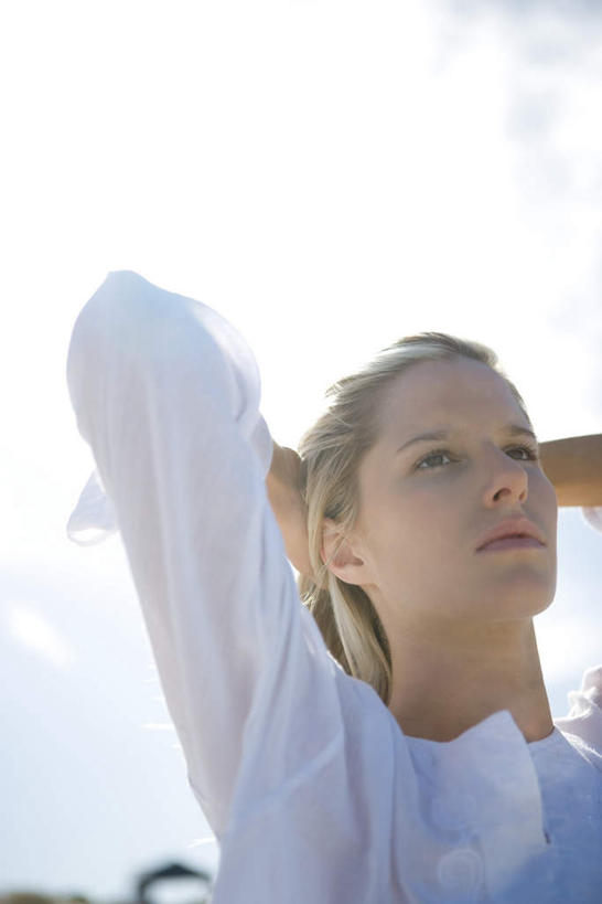 西方人,一个人,站,竖图,室外,特写,白天,仰视,欧洲,欧洲人,仅一个年轻女性,仅一个女性,仅一个人,阴影,运动衣,光线,影子,云,云朵,云彩,注视,衣服,蓝色,白云,蓝天,天空,阳光,天,观察,看,站着,抬手,观看,察看,双手抱头,关注,年轻女性,女人,女性,白种人,站立,半身,彩图,低角度拍摄