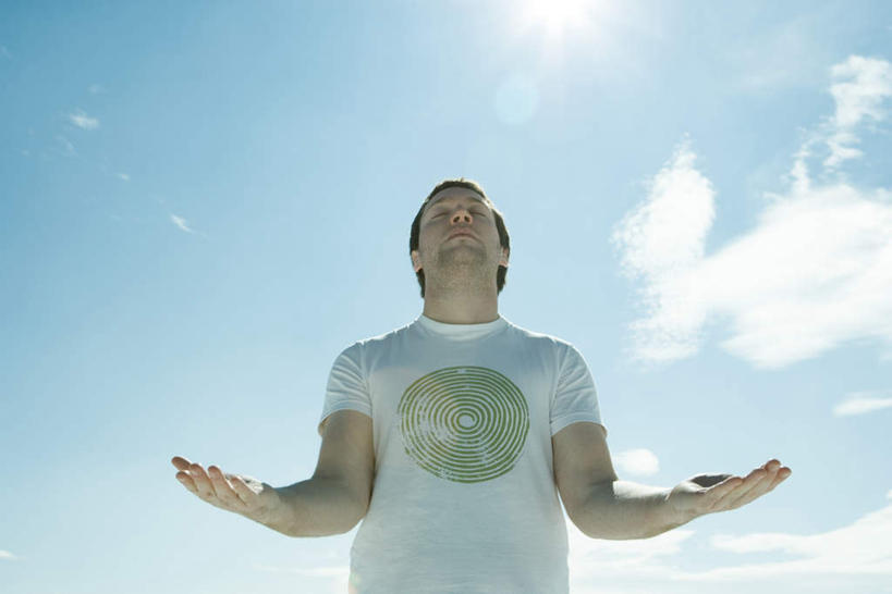 西方人,一个人,站,闭眼,笑,微笑,横图,室外,白天,仰视,雪,大雪,欧洲,欧洲人,仅一个男性,仅一个人,阴影,光线,影子,积雪,雪景,云,云朵,冬天,仅一个年轻男性,蓝色,白云,蓝天,天空,阳光,天,双手摊开,站着,享受,男人,男性,年轻男性,白种人,闭眼睛,闭着眼,闭着眼睛,抬头,仰头,站立,半身,彩图,低角度拍摄