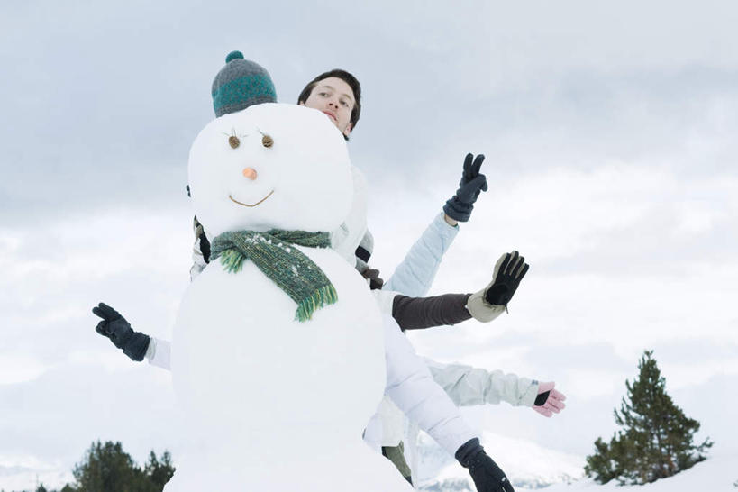西方人,四个人,伙伴,朋友,站,伸展双臂,横图,室外,白天,正面,友谊,雪,植物,大雪,帽子,欧洲,欧洲人,躲藏,积雪,雪景,雪人,冬天,树,树木,一个,绿色,蓝天,天空,自然,手套,围巾,天,站着,生长,单个,成长,友情,男人,男性,年轻男性,年轻女性,女人,女性,白种人,敞开双臂,伸开双臂,展开双肩,站立,张开手臂,张开双臂,半身,彩图