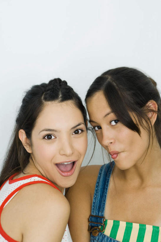 西方人,两个人,伙伴,朋友,站,笑,微笑,露齿笑,竖图,室内,特写,白天,白色背景,正面,友谊,欧洲,欧洲人,休闲装,嘟嘴,站着,张嘴,休闲,休闲服,撅嘴,摄影,影棚,张大嘴巴,友情,年轻女性,女人,女性,白种人,张开嘴,站立,半身,彩图,影棚拍摄,拍摄