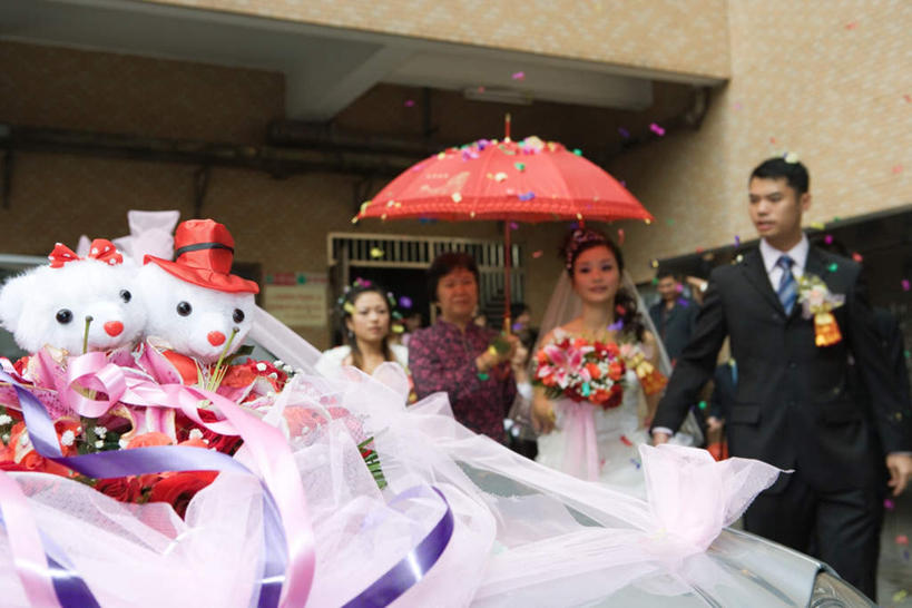 东方人,家庭,夫妻,伙伴,朋友,家,站,握手,捧,笑,微笑,露齿笑,横图,室外,白天,正面,爱情,快乐,友谊,门,汽车,玩具,亚洲,一辆,撑,庆祝,盛开,伞,丝带,雨伞,遮阳伞,房屋,墙,屋子,许多人,结婚,浪漫,花蕾,黄种人,阳伞,楼房,墙壁,墙面,住宅,车,花,花瓣,花朵,鲜花,两个,红色,门框,交通工具,轿车,花苞,花蕊,站着,一群人,温暖,温馨,喜庆,一家人,恩爱,放,恋人,婚车,毛绒玩具,纪念,和睦,撑着,礼花,友情,老年男性,老年女性,男人,男性,年轻男性,年轻女性,女人,女性,亚洲人,情侣,拉手,捧着,手拉手,手捧,手握手,站立,半身,彩图,高兴,房子,伴侣,融洽