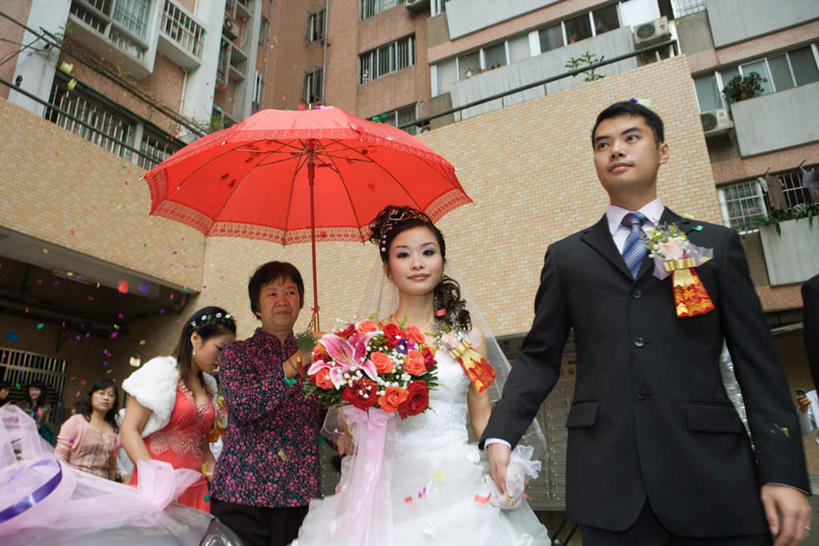 东方人,家庭,夫妻,新娘,新郎,伙伴,朋友,家,站,握手,捧,笑,微笑,露齿笑,横图,室外,白天,仰视,爱情,快乐,友谊,门,汽车,亚洲,一辆,撑,庆祝,盛开,伞,雨伞,遮阳伞,房屋,墙,屋子,许多人,结婚,浪漫,花蕾,黄种人,阳伞,楼房,墙壁,墙面,住宅,车,花,花瓣,花朵,鲜花,红色,门框,交通工具,轿车,花苞,花蕊,站着,一群人,温暖,温馨,喜庆,一家人,恩爱,放,恋人,婚车,纪念,和睦,撑着,礼花,友情,老年男性,老年女性,男人,男性,年轻男性,年轻女性,女人,女性,亚洲人,情侣,拉手,捧着,手拉手,手捧,手握手,站立,半身,彩图,低角度拍摄,高兴,房子,伴侣,融洽