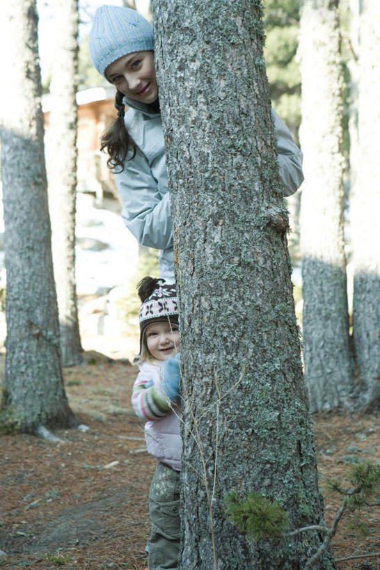 西方人,儿童,两个人,母亲,女儿,站,笑,微笑,露齿笑,竖图,室外,白天,正面,纯洁,植物,帽子,欧洲,欧洲人,躲藏,阴影,枯萎,光线,影子,枯草,注视,草,树,树干,树木,小孩,衣服,黄色,绿色,阳光,自然,扶,观察,看,站着,母女,可爱,母爱,童年,童趣,生长,成长,观看,羽绒服,察看,关注,童真,烂漫,无邪,天真,年轻女性,女孩,女人,女性,白种人,站立,半身,彩图,女生