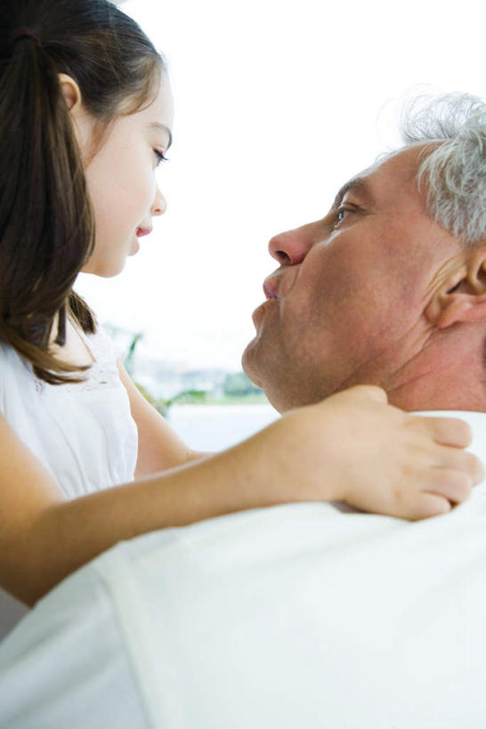 西方人,儿童,两个人,祖父,抱,笑,微笑,竖图,室外,白天,纯洁,欧洲,欧洲人,注视,相视,小孩,背面,蓝色,蓝天,天空,天,观察,看,面对面,可爱,童年,童趣,爷爷,抱着,观看,祖孙,对视,察看,搂着,关注,相对,童真,烂漫,无邪,外孙女,外公,外祖父,相看,天真,老年男性,男人,男性,女孩,女人,女性,白种人,孙女,怀抱,搂,搂抱,相抱,拥抱,半身,彩图,女生