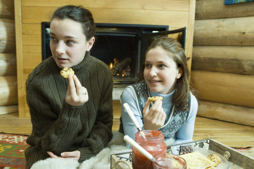 点心,西方人,两个人,伙伴,朋友,坐,笑,微笑,露齿笑,横图,俯视,室内,白天,毛衣,友谊,地板,杯子,火,欧洲,欧洲人,握,勺子,炉火,墙,食品,甜点,甜品,地面,拿,拿着,注视,木地板,墙壁,墙面,食物,糕点,水杯,调羹,汤匙,甜食,观察,看,握着,观看,察看,关注,友情,年轻女性,女人,女性,白种人,茶杯,坐着,半身,彩图,高角度拍摄,绒衣,套衫,套头毛衣,线衣