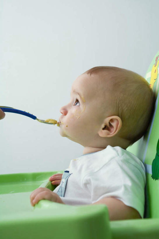 西方人,婴儿,儿童,一个人,坐,吃,竖图,室内,特写,白天,白色背景,侧面,纯洁,欧洲,欧洲人,仅一个男性,仅一个人,一辆,喂食,朦胧,模糊,勺子,墙,拿,拿着,注视,墙壁,墙面,婴儿车,小孩,调羹,汤匙,看,仅一个小孩,可爱,摄影,活泼,影棚,关注,宝宝,纯真,烂漫,无邪,伶俐,天真,男孩,男人,男性,白种人,孩子,嚼,食,抬头,仰头,坐着,半身,彩图,影棚拍摄,拍摄,男生