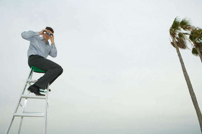 西方人,一个人,坐,横图,室外,特写,白天,仰视,衬衫,植物,欧洲,欧洲人,仅一个男性,仅一个人,握,望远镜,扶梯,拿,拿着,注视,树,树木,仅一个年轻男性,蓝色,绿色,蓝天,天空,自然,天,低头,看,转头,抬手,握着,生长,成长,远视镜,瞭望镜,男人,男性,年轻男性,白种人,坐着,彩图,低角度拍摄,全身,衬衣,光学仪器,千里镜