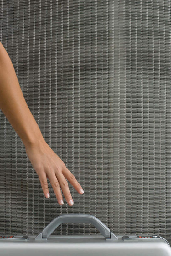 西方人,手,一个人,站,竖图,室内,特写,白天,侧面,安全,手提箱,欧洲,欧洲人,仅一个年轻女性,仅一个女性,仅一个人,墙,墙壁,墙面,箱子,站着,手部,伸手,保护,保险,私密,密码箱,年轻女性,女人,女性,白种人,站立,半身,彩图