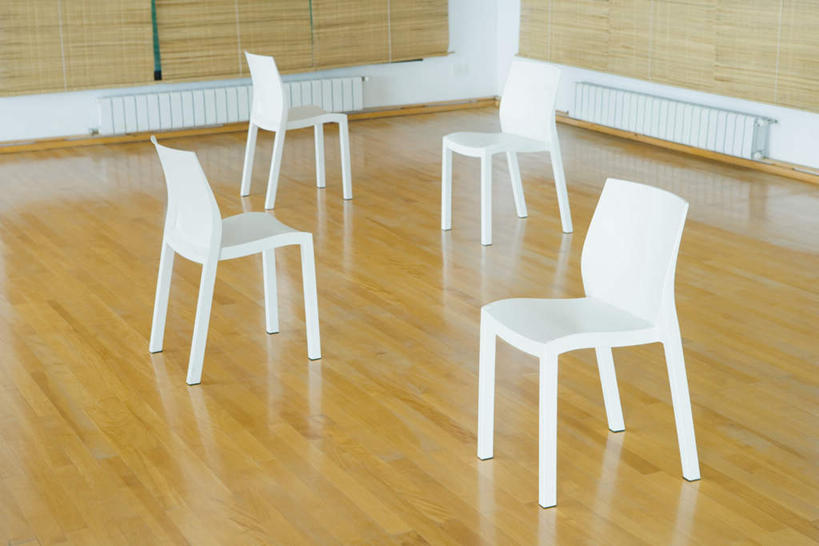 无人,横图,俯视,室内,白天,窗帘,地板,椅子,阴影,反射,影子,木椅,墙,地面,四把,木地板,墙壁,墙面,排列,四个,队列,彩图,高角度拍摄