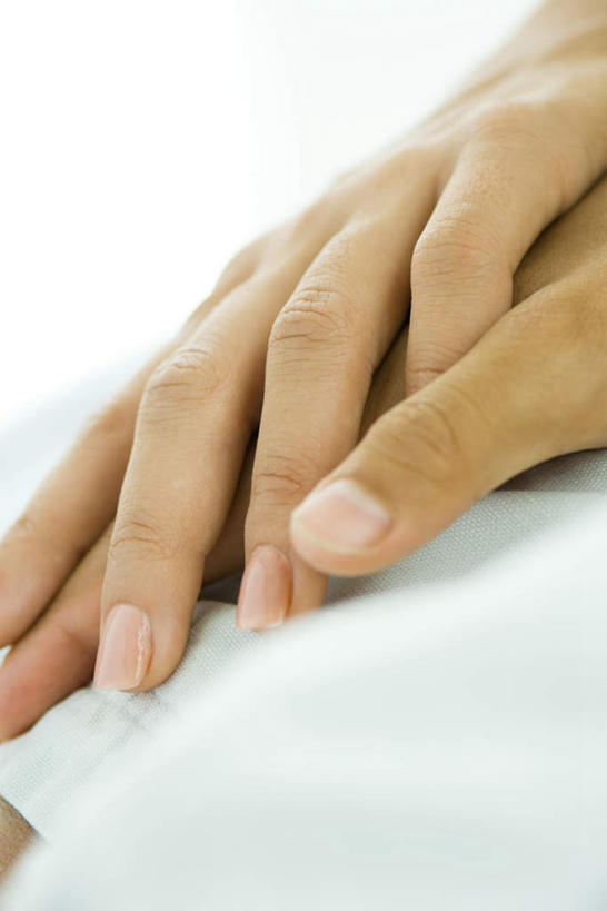 手,无人,握手,摸,竖图,室内,特写,白天,正面,抚摸,覆盖,两只,温暖,温馨,手部,手指,摄影,影棚,关爱,摄影棚,搀手,触摸,接触,拉手,手搀手,手拉手,手牵手,手握手,彩图,影棚拍摄,拍摄