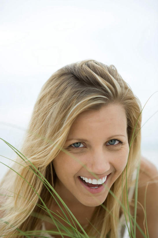 西方人,牙齿,笑,微笑,露齿笑,竖图,全景,室内,特写,白天,正面,快乐,草地,草坪,天际线,植物,欧洲,黑人,欧洲人,草,绿色,天空,天,眯眼,种族,欢喜,开朗,白种人,齿,脸部,牙,牙龈,半身,彩图,欢乐