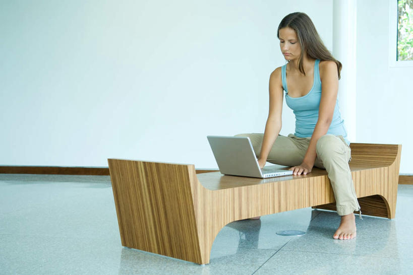 西方人,一个人,坐,横图,室内,白天,正面,电脑,笔记本电脑,树林,植物,窗户,椅子,欧洲,欧洲人,仅一个年轻女性,仅一个女性,仅一个人,学习,网络,背心,瓷砖,地砖,长椅,木椅,墙,躺椅,地面,通讯设备,玻璃窗,墙壁,墙面,树,树木,绿色,自然,赤脚,专注,生长,成长,无线,操作,种族,通信设备,无线网络,无线上网,便携式电脑,勤奋,认真,手提电脑,年轻女性,女人,女性,白种人,坐着,彩图,全身