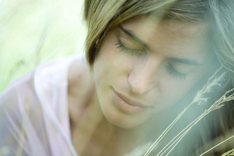 闭眼,睡,横图,室外,白天,正面,草地,草坪,植物,叶子,阴影,光线,影子,绿叶,草,树叶,绿色,阳光,聆听,享受,休闲,嫩叶,安静,放松,遮,晴朗,宁静,轻松,遮挡,静谧,闲适,悠闲,遮盖,遮蔽,叶,叶片,闭眼睛,闭着眼,闭着眼睛,困,困觉,寝息,睡觉,半身,彩图