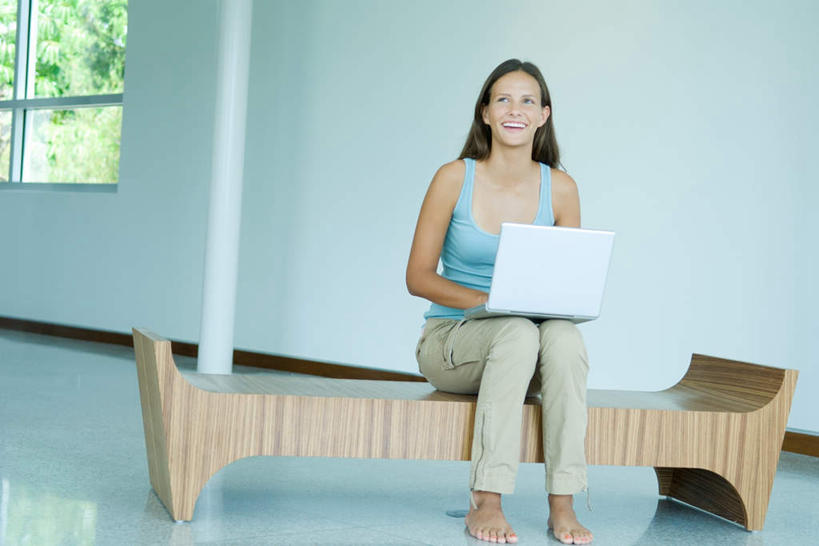 西方人,一个人,坐,笑,微笑,露齿笑,横图,室内,白天,正面,电脑,笔记本电脑,树林,植物,窗户,椅子,欧洲,欧洲人,仅一个年轻女性,仅一个女性,仅一个人,学习,网络,背心,瓷砖,地砖,长椅,木椅,墙,躺椅,地面,通讯设备,玻璃窗,墙壁,墙面,树,树木,绿色,自然,赤脚,专注,生长,成长,无线,操作,种族,通信设备,无线网络,无线上网,便携式电脑,勤奋,认真,手提电脑,年轻女性,女人,女性,白种人,坐着,彩图,全身