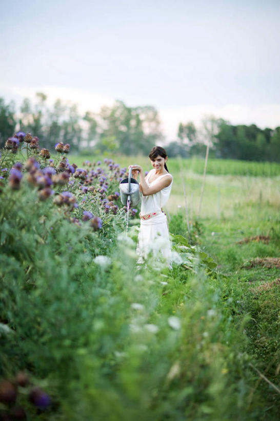 笑,微笑,露齿笑,竖图,室外,白天,正面,裙子,草地,草坪,花海,花圃,植物,叶子,连衣裙,盛开,水桶,铁桶,花蕾,浇水,水壶,草,花,花瓣,花朵,鲜花,蓝色,绿色,白色,蓝天,天空,花丛,花束,花田,天,花苞,花蕊,浇,晴朗,半身裙,吊带裙,万里无云,晴空,晴空万里,彩图,全身