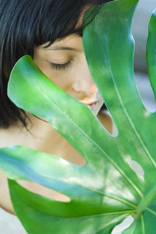 笑,微笑,竖图,室外,白天,正面,叶子,阴影,光线,影子,绿叶,树叶,阳光,低头,聆听,享受,休闲,嫩叶,安静,放松,遮,晴朗,宁静,轻松,遮挡,静谧,闲适,悠闲,遮盖,遮蔽,叶,叶片,半身,彩图