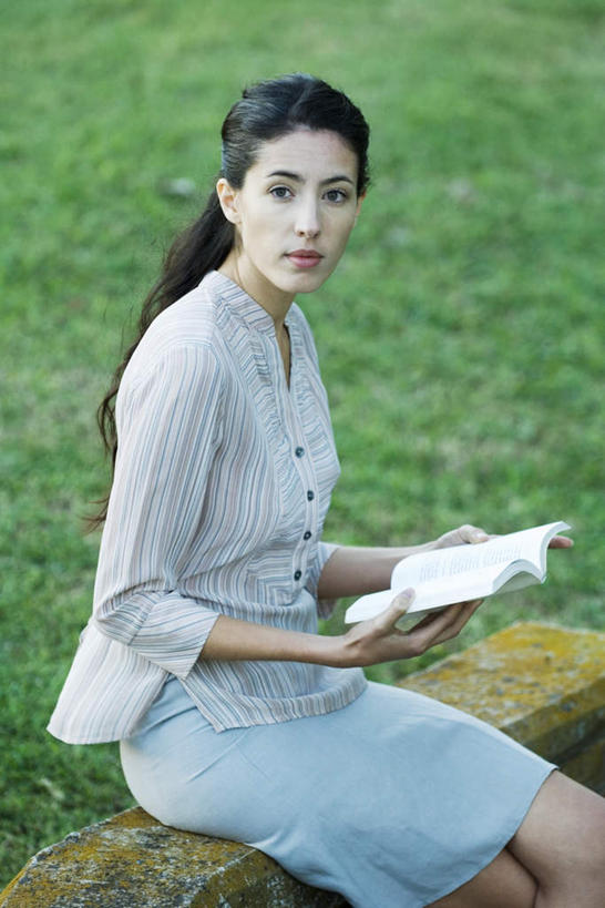 西方人,一个人,商务人士,商务女性,公园,花园,坐,举,竖图,俯视,室外,白天,裙子,看书,阅读,草地,草坪,植物,书籍,椅子,欧洲,欧洲人,仅一个年轻女性,仅一个女性,仅一个人,学习,套装,板凳,长凳,凳子,木椅,注视,草,绿色,书本,看,托,转头,读书,浏览,短裙,商务装,工薪阶层,年轻女性,女人,女性,白种人,白领,上班族,书,图书,举起,举手,举着,向上举,向上伸,向上托,坐着,半身,彩图,高角度拍摄