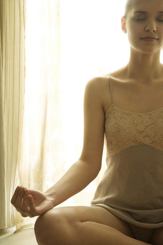 西方人,手,腿部,腿,一个人,坐,闭眼,盘腿,竖图,室内,白天,正面,锻炼,瑜伽,运动,窗户,窗帘,落地窗,欧洲,欧洲人,仅一个年轻女性,仅一个女性,仅一个人,阴影,光线,布帘,影子,玻璃窗,阳光,双手摊开,手部,养生,体育,年轻女性,女人,女性,白种人,闭眼睛,闭着眼,闭着眼睛,盘腿而坐,盘膝,盘着腿的,盘着腿坐,双腿交叉,坐着,半身,彩图,健身