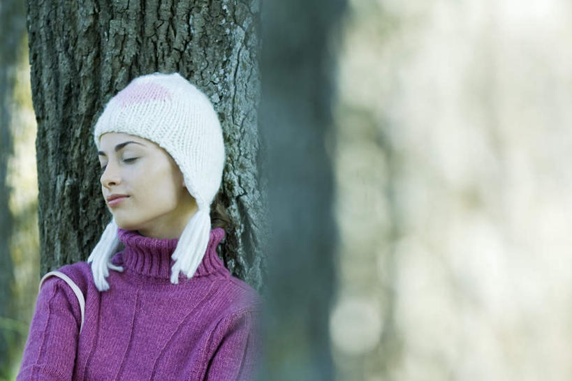 西方人,一个人,闭眼,笑,微笑,横图,室外,白天,正面,毛衣,树林,植物,帽子,欧洲,欧洲人,仅一个年轻女性,仅一个女性,仅一个人,阴影,光线,影子,依靠,树,树木,绿色,紫色,白色,阳光,自然,靠,靠着,倚靠,生长,成长,绒线帽,毛线帽,棉帽,年轻女性,女人,女性,白种人,闭眼睛,闭着眼,闭着眼睛,半身,彩图,绒衣,套衫,套头毛衣,线衣