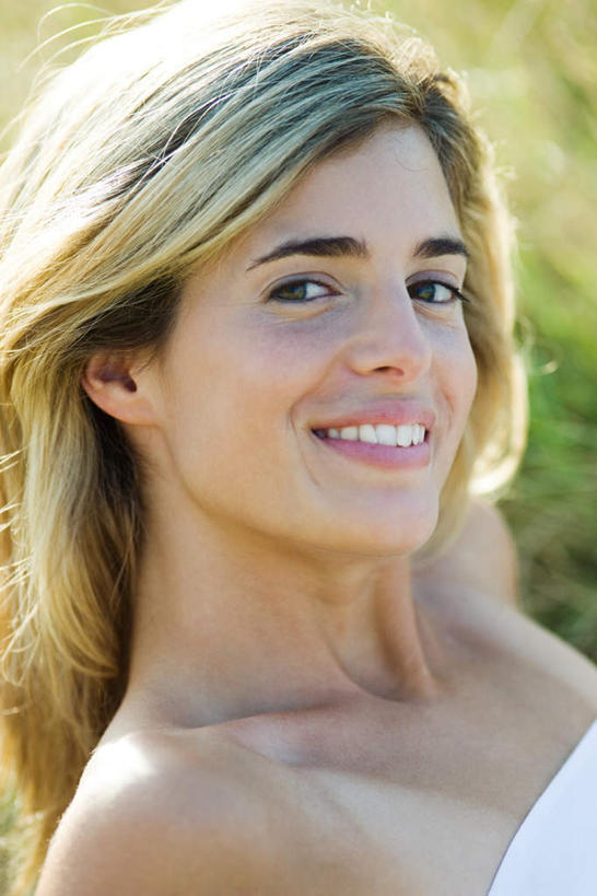 西方人,一个人,躺,笑,微笑,竖图,室外,白天,正面,植物,欧洲,欧洲人,仅一个年轻女性,仅一个女性,仅一个人,阴影,枯萎,光线,影子,稻草,稻穗,枯草,麦穗,依靠,注视,草,黄色,阳光,观察,看,靠,靠着,倚靠,凝视,关注,桔梗,卧着,年轻女性,女人,女性,白种人,躺着,卧,半身,彩图