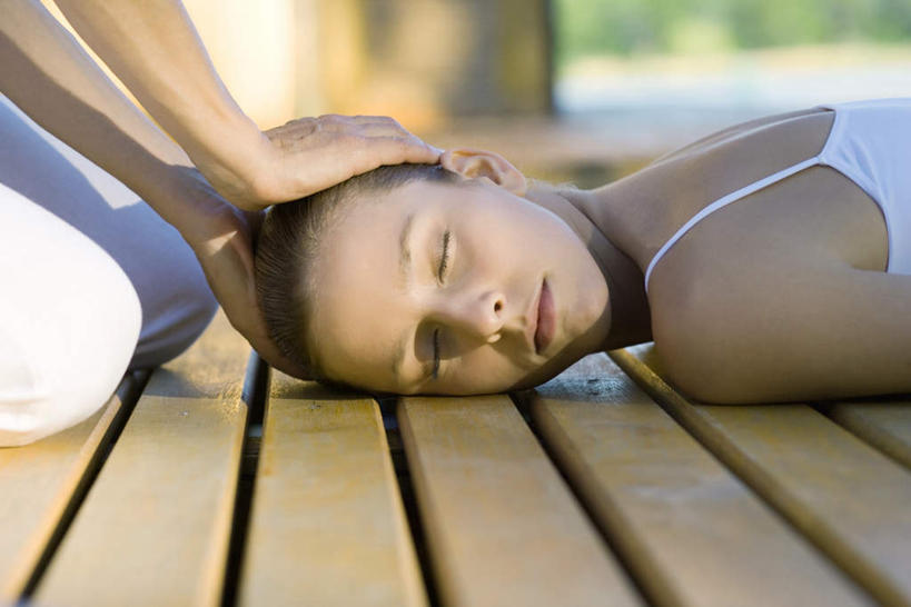 西方人,手,两个人,按摩师,跪,闭眼,摸,横图,室外,白天,正面,按摩,地板,欧洲,欧洲人,一排,抚摸,阴影,朦胧,模糊,整齐,光线,背心,木板,影子,庭院,地面,吊带衫,木地板,排列,阳光,趴着,转头,手部,垫着,队列,指压,跪坐,年轻女性,女人,女性,白种人,技师,闭眼睛,闭着眼,闭着眼睛,触摸,跪着,接触,趴,半身,彩图,推拿