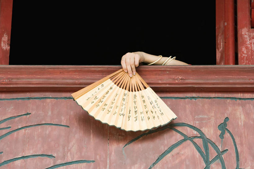 东方人,手,一个人,家,横图,室外,白天,仰视,窗户,珠宝,亚洲,仅一个年轻女性,仅一个女性,仅一个人,扇子,折扇,纸扇,房屋,墙,屋子,清凉,黄种人,凉爽,文化,楼房,窗台,墙壁,墙画,墙面,住宅,红色,手链,首饰,伸,手部,伸手,手镯,窗框,伸出,撒扇,年轻女性,女人,女性,亚洲人,半身,彩图,低角度拍摄,房子,传统文化