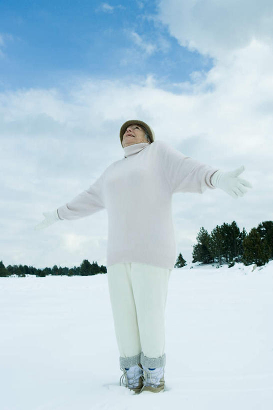 西方人,一个人,站,伸展双臂,竖图,室外,白天,仰视,毛衣,森林,树林,雪,植物,大雪,帽子,欧洲,欧洲人,仅一个女性,仅一个人,积雪,雪地,雪景,云,云朵,冬天,云彩,注视,树,树木,蓝色,绿色,白云,蓝天,天空,自然,天,看,站着,棉衣,棉鞋,仅一个老年女性,生长,晴朗,成长,关注,贝雷帽,老年女性,女人,女性,白种人,晴空,敞开双臂,伸开双臂,抬头,仰头,展开双肩,站立,张开手臂,张开双臂,彩图,低角度拍摄,全身,绒衣,套衫,套头毛衣,线衣