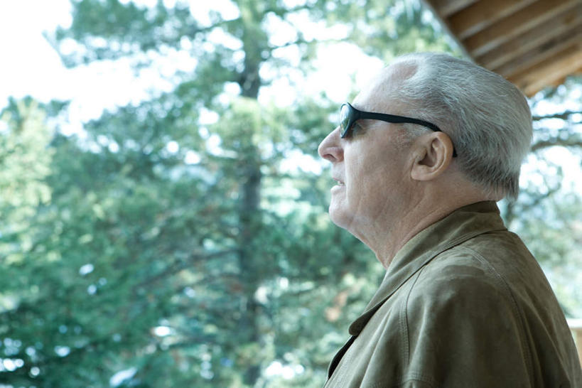 西方人,一个人,横图,室外,白天,侧面,树林,植物,松树,欧洲,欧洲人,仅一个男性,仅一个人,阴影,光线,墨镜,眼镜,影子,房梁,屋檐,远望,注视,檐,树,树木,绿色,阳光,自然,太阳镜,太阳眼镜,观察,看,仅一个老年男性,遮阳镜,凝视,横梁,生长,成长,查看,注意,关注,老年男性,男人,男性,白种人,半身,彩图