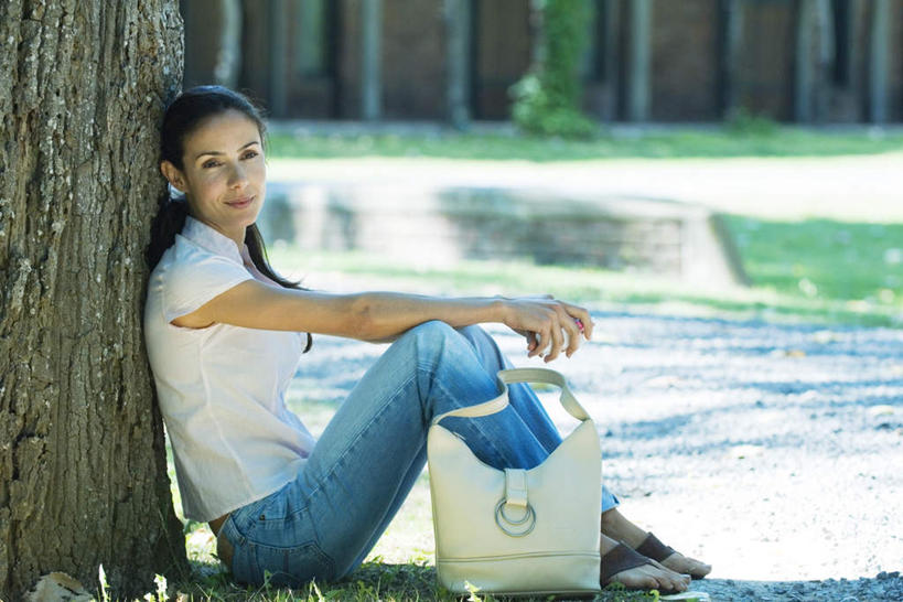 西方人,一个人,坐,笑,打电话,微笑,横图,俯视,室外,白天,衬衫,森林,树林,植物,道路,路,电话,手机,欧洲,欧洲人,仅一个年轻女性,仅一个女性,仅一个人,阴影,光线,包,皮包,影子,柱子,房屋,树影,小路,交通,依靠,注视,牛仔裤,通讯设备,树,树木,绿色,阳光,自然,观察,看,靠,靠着,倚靠,短袖,凝视,乡间小路,生长,成长,查看,单肩包,注意,关注,交流,年轻女性,女人,女性,白种人,沟通,通话,坐着,半身,彩图,高角度拍摄,衬衣