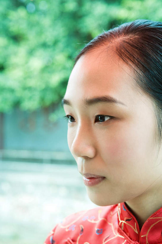 东方人,一个人,竖图,俯视,室外,白天,植物,道路,路,亚洲,仅一个年轻女性,仅一个女性,仅一个人,阴影,旗袍,光线,瓷砖,地砖,影子,长廊,墙,小路,走道,走廊,过道,地面,交通,注视,黄种人,弄堂,墙壁,墙面,树,树木,红色,绿色,阳光,自然,观察,看,凝视,乡间小路,生长,成长,查看,抿嘴,注意,关注,年轻女性,女人,女性,亚洲人,半身,彩图,高角度拍摄,传统服装,传统文化