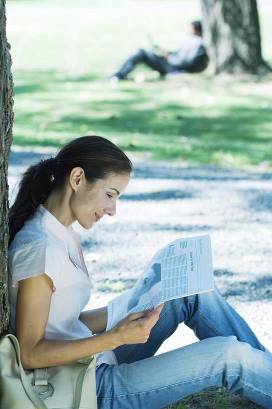 西方人,一个人,坐,笑,微笑,露齿笑,竖图,俯视,室外,白天,衬衫,阅读,森林,树林,植物,道路,路,报纸,欧洲,欧洲人,仅一个年轻女性,仅一个女性,仅一个人,学习,阴影,光线,包,皮包,影子,柱子,房屋,树影,小路,交通,依靠,注视,牛仔裤,树,树木,绿色,阳光,自然,观察,看,靠,靠着,倚靠,短袖,浏览,凝视,乡间小路,生长,成长,查看,单肩包,注意,关注,年轻女性,女人,女性,白种人,坐着,半身,彩图,高角度拍摄,衬衣