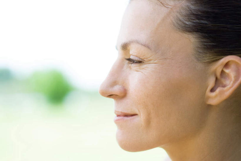 笑,微笑,横图,室外,特写,白天,侧面,植物,朦胧,模糊,地面,注视,树,树木,蓝色,绿色,蓝天,天空,自然,天,观察,看,凝视,生长,晴朗,成长,查看,注意,关注,万里无云,脸部,晴空,晴空万里,半身,彩图