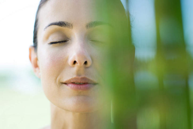 西方人,一个人,闭眼,横图,室外,白天,正面,度假,树林,植物,欧洲,欧洲人,仅一个年轻女性,仅一个女性,仅一个人,地面,树,树木,蓝色,绿色,蓝天,天空,自然,天,享受,放松,生长,晴朗,成长,抿嘴,轻松,闲适,悠闲,万里无云,空闲,年轻女性,女人,女性,白种人,晴空,晴空万里,闭眼睛,闭着眼,闭着眼睛,半身,彩图,慵懒