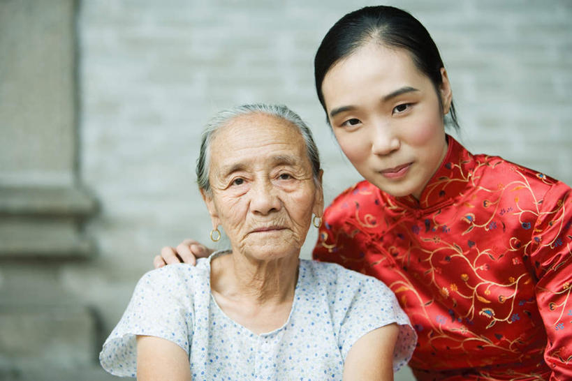 东方人,耳朵,皱纹,两个人,笑,摸,微笑,露齿笑,横图,室内,白天,正面,珠宝,亚洲,抚摸,旗袍,墙,注视,黄种人,砖墙,墙壁,墙面,老人,红色,耳环,首饰,看,专注,搭肩,仔细,耳坠,关注,耳饰,老年女性,年轻女性,女人,女性,亚洲人,耳,耳部,触摸,接触,半身,彩图,传统服装