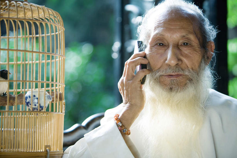 东方人,手,胡须,一个人,坐,打电话,横图,室内,特写,白天,正面,鸟,电话,手机,亚洲,仅一个男性,仅一个人,握,竹笼,笼子,鸟笼,拿,拿着,黄种人,通讯设备,白色,仅一个老年男性,两只,手部,握着,交流,老年男性,男人,男性,亚洲人,胡子,络腮胡,脸部,沟通,通话,坐着,半身,彩图,练功服