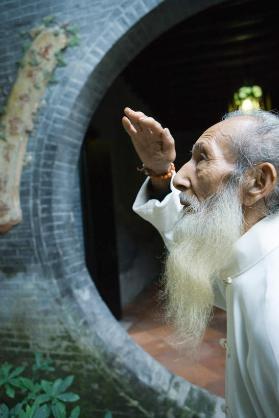 东方人,胡须,一个人,花园,栏杆,竖图,室外,白天,正面,花圃,树林,植物,门,亚洲,仅一个男性,仅一个人,栅栏,庭院,篱笆,园艺,围栏,走道,走廊,过道,绿化,注视,黄种人,护栏,树,树木,绿色,自然,探头,门框,观察,看,仅一个老年男性,假山,凝视,回廊,生长,成长,查看,园林,张望,注意,关注,老年男性,男人,男性,亚洲人,胡子,络腮胡,山石,小花园,半身,彩图