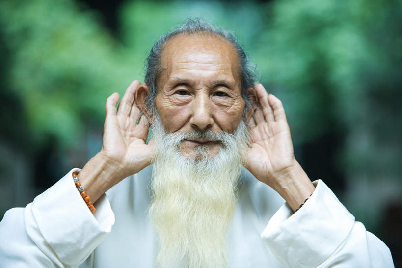 东方人,手,胡须,一个人,摸,横图,室内,特写,白天,正面,亚洲,仅一个男性,仅一个人,抚摸,听,注视,黄种人,手链,观察,看,仅一个老年男性,手部,凝视,查看,佛珠,注意,关注,老年男性,男人,男性,亚洲人,胡子,络腮胡,触摸,接触,半身,彩图,练功服