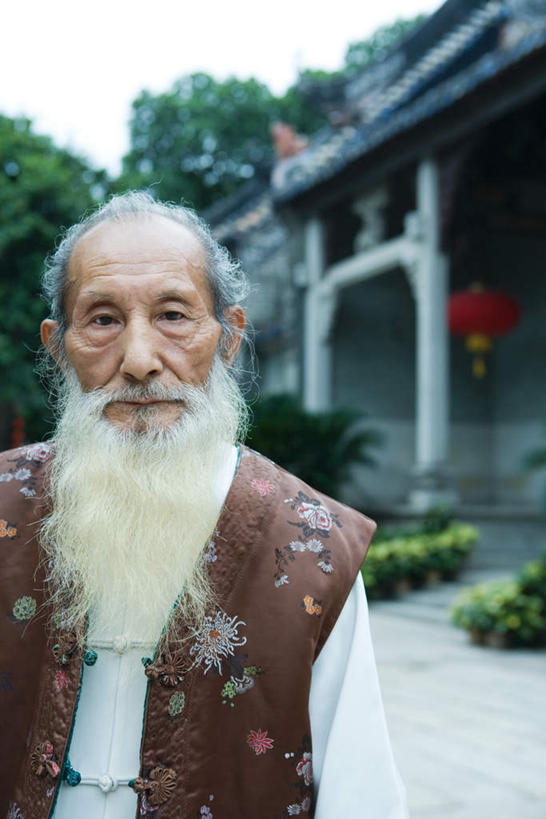 东方人,手,胡须,一个人,站,竖图,室内,特写,白天,正面,装修,建筑,亚洲,仅一个男性,仅一个人,背心,房屋,屋子,公寓,注视,黄种人,建设,装潢,楼房,住宅,室内装潢,观察,看,站着,仅一个老年男性,手部,凝视,查看,注意,关注,道观,老年男性,男人,男性,亚洲人,胡子,络腮胡,站立,半身,彩图,房子,练功服