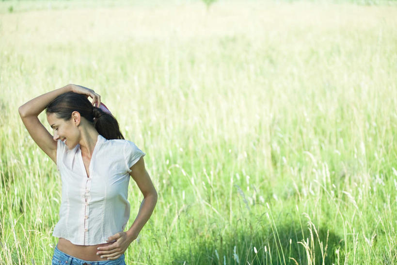 西方人,一个人,笑,微笑,露齿笑,横图,俯视,室外,特写,白天,衬衫,草地,草坪,植物,欧洲,欧洲人,仅一个年轻女性,仅一个女性,仅一个人,阴影,光线,影子,伸懒腰,手叉腰,草,绿色,阳光,转头,双手抱头,年轻女性,女人,女性,白种人,半身,彩图,高角度拍摄,衬衣