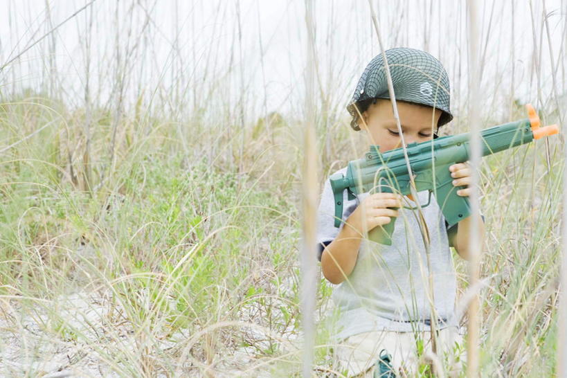 西方人,儿童,一个人,横图,室外,白天,仰视,游戏,纯洁,草地,草坪,植物,炸弹,玩具,欧洲,欧洲人,仅一个男性,仅一个人,握,短裤,枪,拿,玩,T恤,拿着,注视,娱乐,草,小孩,蓝色,绿色,蓝天,天空,天,观察,看,仅一个小孩,休闲,短袖,可爱,童年,童趣,瞄,凝视,握着,手枪,查看,水枪,注意,玩具枪,关注,瞄准,机关枪,童真,烂漫,无邪,地雷,扛在肩上,天真,男孩,男人,男性,白种人,孩子,玩耍,嬉戏,半身,彩图,低角度拍摄,男生