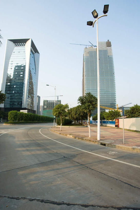 无人,高楼大厦,竖图,室外,白天,正面,植物,标志建筑,大厦,道路,地标,建筑,路,路灯,摩天大楼,公路,广州,中国,亚洲,阴影,光线,影子,墙,建筑群,人行道,围墙,灯光,绿化,交通,建设,脚手架,墙壁,墙面,灯,树,树木,蓝色,绿色,蓝天,天空,阳光,自然,绿化带,天,起重机,生长,晴朗,成长,盲道,隔离,照明设备,东亚,广东,广东省,万里无云,中华人民共和国,华南地区,省会,广州市,粤,升降机,晴空,晴空万里,马路,彩图,大楼,高层建筑,高楼,摩天楼