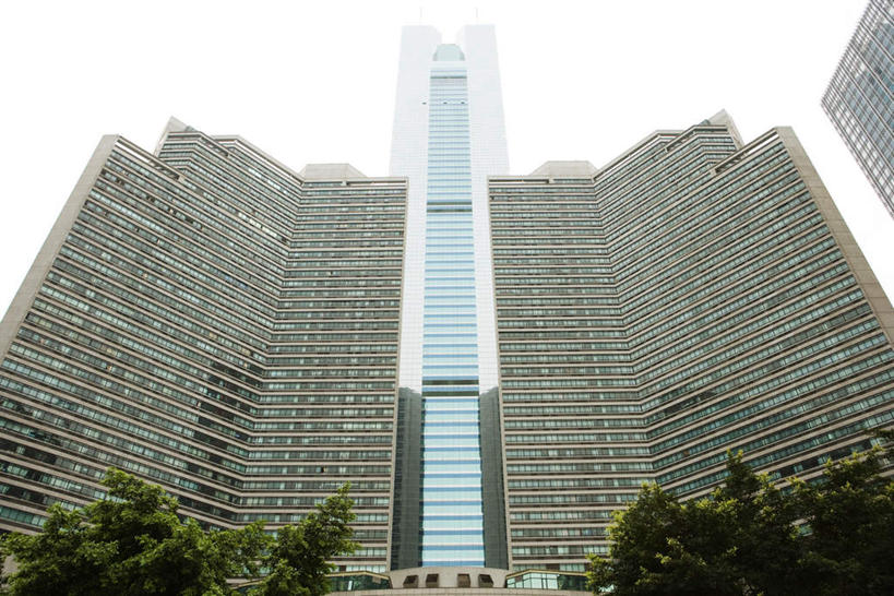 无人,高楼大厦,横图,室外,白天,仰视,树林,植物,标志建筑,大厦,地标,建筑,摩天大楼,广州,中国,亚洲,阴影,反射,影子,墙,建筑群,绿化,建设,墙壁,墙面,外墙,草,树,树木,蓝色,绿色,蓝天,天空,自然,天,生长,晴朗,成长,东亚,广东,广东省,万里无云,中华人民共和国,华南地区,省会,广州市,粤,晴空,晴空万里,彩图,低角度拍摄,大楼,高层建筑,高楼,摩天楼