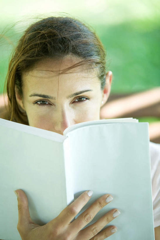 西方人,一个人,公园,花园,坐,捧,竖图,室外,白天,正面,看书,阅读,草地,草坪,花圃,植物,书籍,椅子,欧洲,欧洲人,仅一个年轻女性,仅一个女性,仅一个人,翻,握,学习,阴影,光线,影子,木椅,拿,拿着,注视,草,绿色,阳光,书本,翻开,观察,看,读书,浏览,凝视,握着,查看,注意,关注,努力,刻苦,勤奋,认真,年轻女性,女人,女性,白种人,书,图书,小花园,捧着,手捧,坐着,半身,彩图