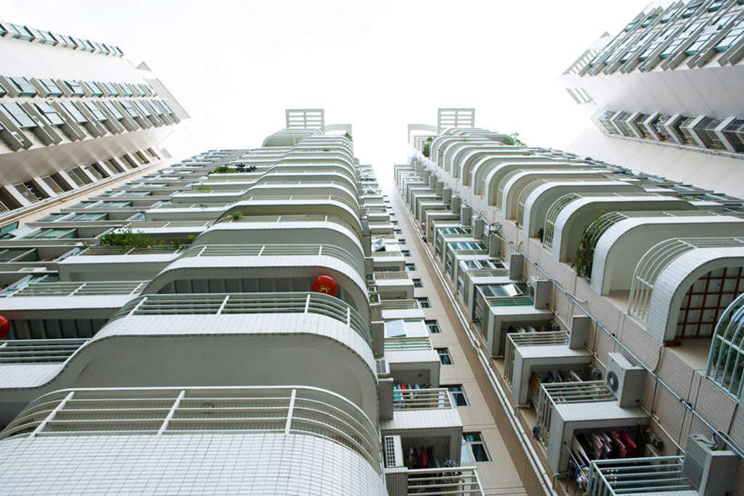 无人,高楼大厦,栏杆,露台,横图,室外,白天,仰视,阳台,标志建筑,大厦,地标,建筑,摩天大楼,广州,中国,亚洲,晾晒,栅栏,房屋,墙,屋子,篱笆,公寓,建筑群,围栏,建设,护栏,楼房,墙壁,墙面,外墙,住宅,吊车,蓝色,蓝天,天空,天,起重机,衣物,东亚,广东,广东省,中华人民共和国,华南地区,省会,广州市,粤,升降机,彩图,低角度拍摄,房子,大楼,高层建筑,高楼,露天阳台,摩天楼